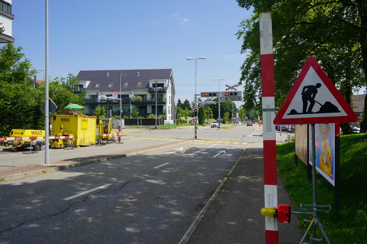 Ein Baustellenschild vor einer Kreuzung.